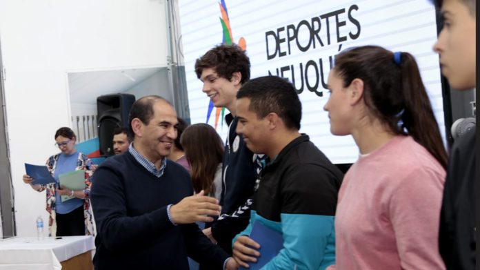 ENTREGAS-DE-BECAS-A-DEPORTISTAS-EN-CIUDAD-DEPORTIVA-_MG_0277-1320x742