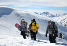 Jugarse la vida en la montaña: la travesía de profesionales de la nieve