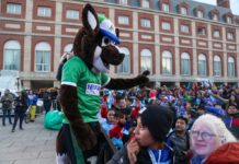 La mascota de Neuquén acaparó todas las miradas en la ceremonia inaugural.