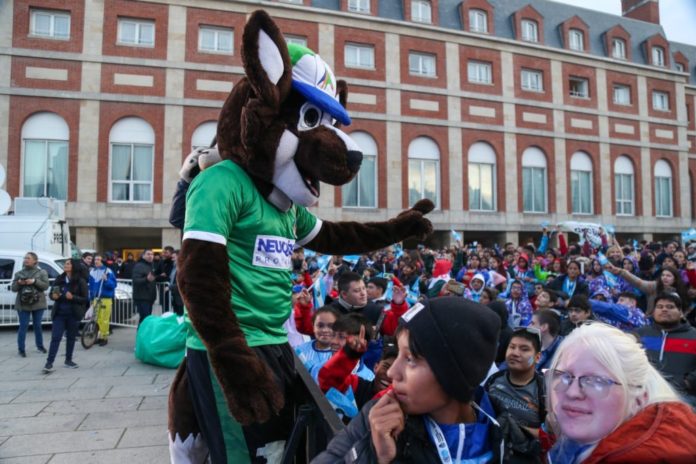 La mascota de Neuquén acaparó todas las miradas en la ceremonia inaugural.