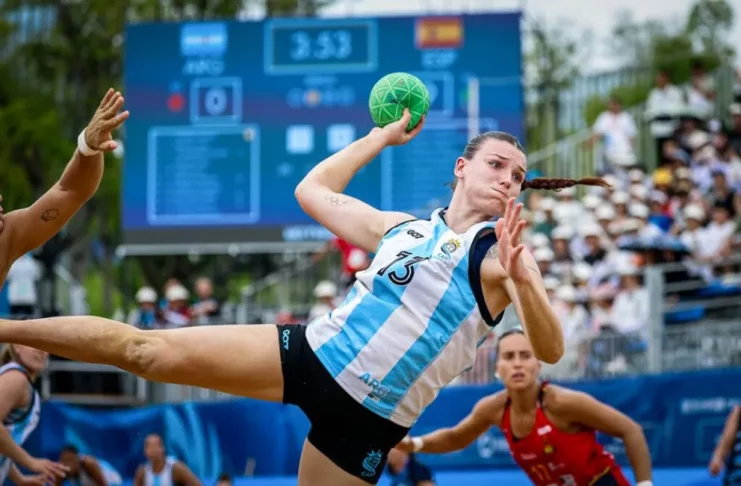 Los seleccionados argentinos de beach handball entrenan en Neuquén