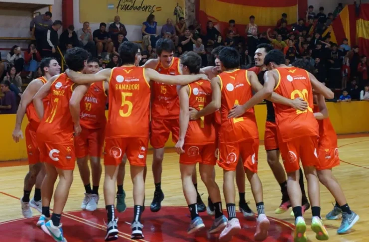 Centro Español destrozó a Petro y está arriba en el Federal