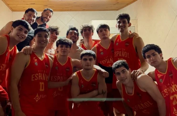 Centro Español venció a Roca y se trepó a la cima